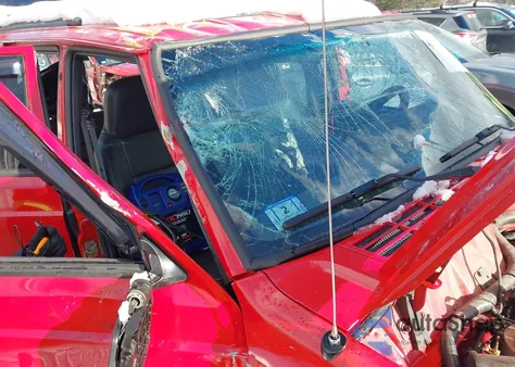 2001 Jeep Cherokee Sport z USA, uszkodzony, nr VIN 1J4FF48S11L605337